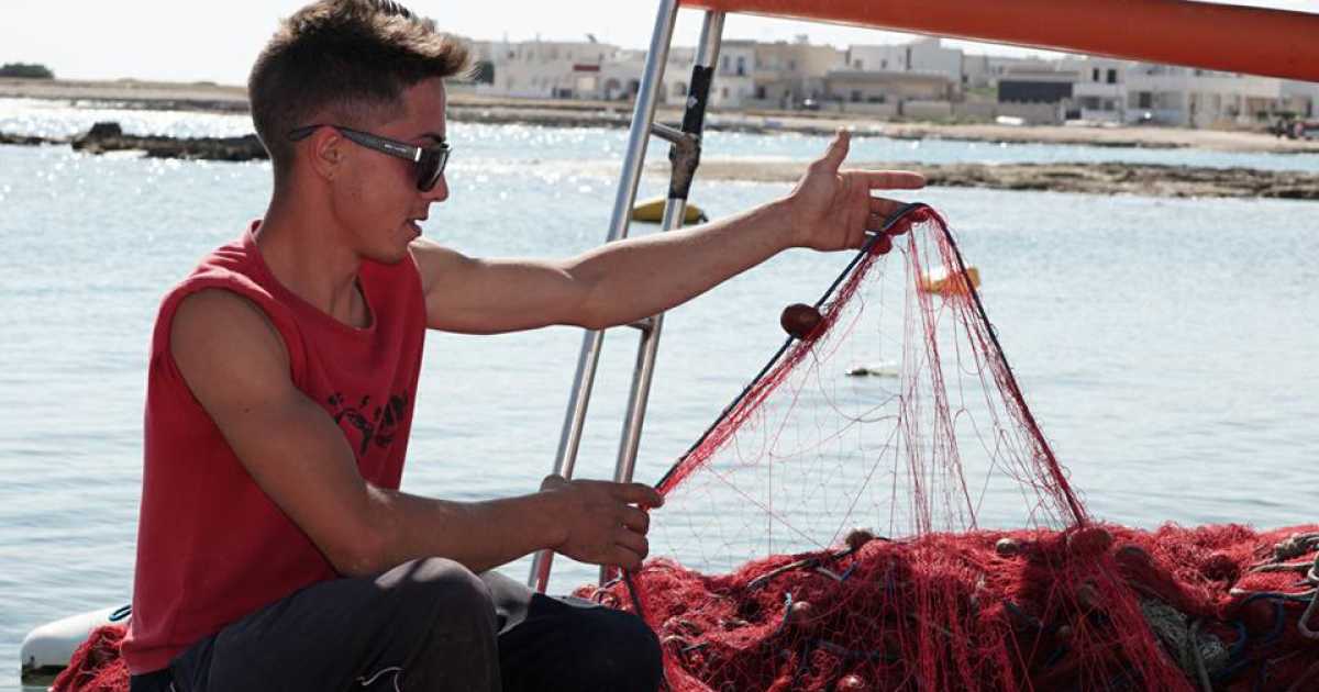 La storia del pugliese Dino, il pi� giovane ''pescatore artigianale'' del Mediterraneo
